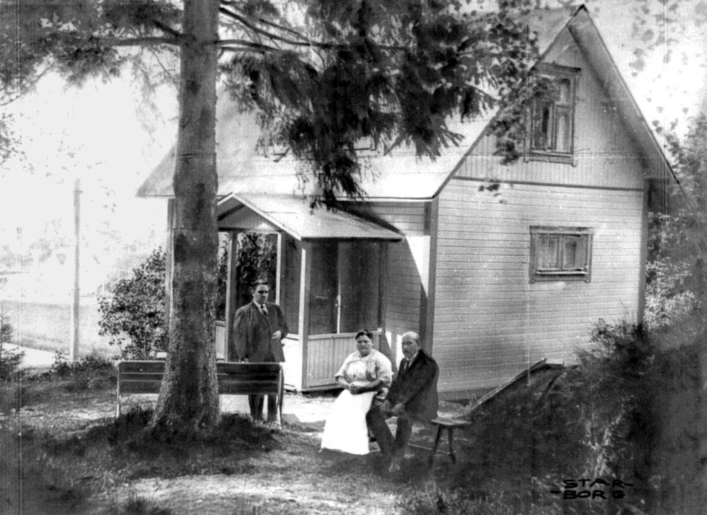 Foto från ca 1930 med Karl, Hilma och August framför huset som byggdes 1908. Oxhagsvägen 6, Vendelsö 5:133, som tidigare var Wendelsö N:o 1 och 2, avsöndrad från N:o 201 i kvateret Höjden.