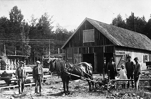 Vendelsö såg år 1915 Sågen startades en i lantlig omgivning som en gårdssåg. Den övertogs av Ernst Norrbäck, sedan Eric Nyberg och sist C. W. Rönnlöv.