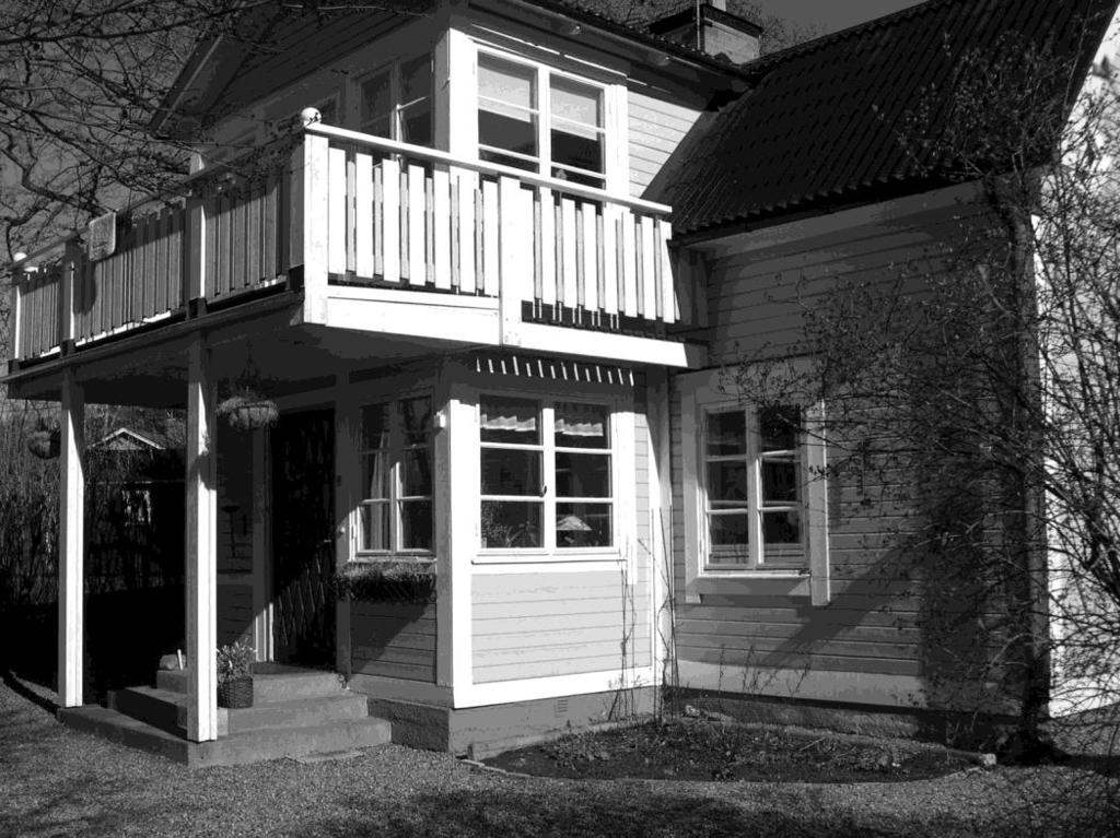 Solbacka Vendelsö allé 4, tidigare Stockholmsvägen Den innersta delen av huset sägs vara från 1700-talet, och rester av ursprungliga ytterväggar talar för det.