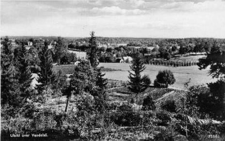 Utsikt mot Vendelsö Gård Vykort daterat 1947-07-22 Längst upp till vänster ser man en av ekonomibygnaderna på Vendelsö Gård. Det vita huset ca 15mm in åt höger är trädgårdsmästare Göranssons hus.