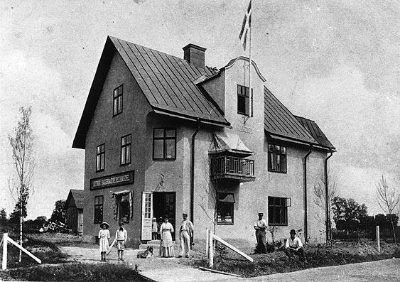 Vendelsö Ångbageri, Beläget i början av Norrbyvägen Kortet taget ca 1915, och visar även innehavaren Thor med familj. De drev bageriet åren 1911-1925. Här bakades under första världskriget bl. a. paltbröd som färgades med rödbetsspad.