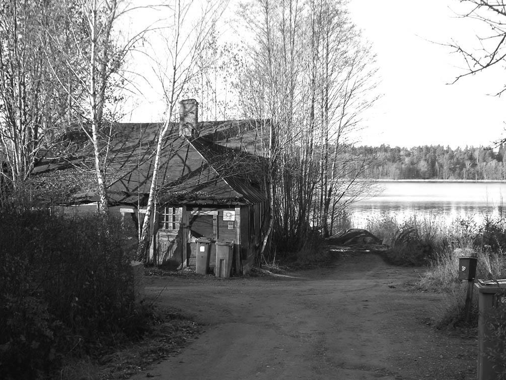 Diversehandeln, Dalvägen Dalvägen heter numera Dalkjusevägen. Längst ner vid sjön vid ångbåtsbryggan, fanns en liten affär, och byggnaden står fortfarande upprätt år 2009.