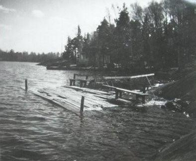 En höststorm tog Dalkjusevägens brygga En släkting till Aron Lindegren, Bertil Henricsson på Dalkjusevägen 43, tog detta fotografi av bryggan,