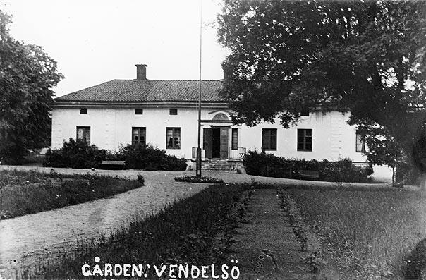 Vendelsö Gård, början 1900-talet Det finns bara ett fåtal rester kvar av Vendelsö Gård, som var ett av Södertörns större säterier från 1600-talet till början av 1900-talet, och dessa rester är en