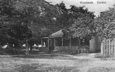 Vendelsö Gårds fristående flygel En tid café, sedan hem för grundläggare Johansson, numera Vendelsö bygdegård. Detta är den södra av två fristående flyglar som byggdes år 1803.