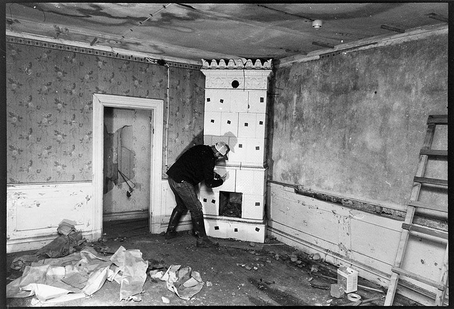 äldsta boningshus, huvudbyggnaden till ett av kommunens största säterier, måste rivas. Bilden visar Arne Franzén, f.d. Tornberget,