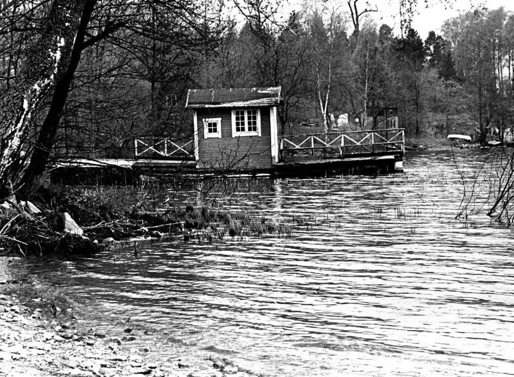 Grundlägar n reste flaggstången och anlade bersån på dess nuvarande plats. Där fanns då även ringledning mellan bersån och k,.öket. Grundläggarns badbrygga Foto: K. Österberg.