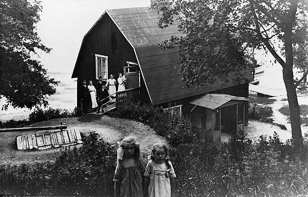 Sjövillan Även kallad Sjöstugan, låg mitt emellan Vendelsö Gårds ekonomibyggnader och ångbåtsbryggan. Villan brann på nyårsaftonen 1967.