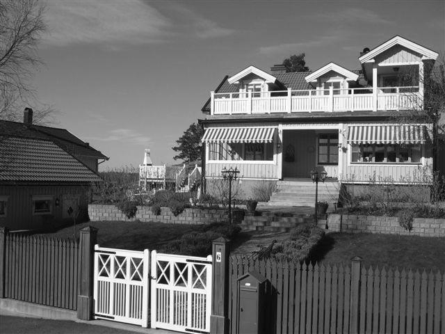 Smedens hus 2008 Bild 1. Klingvägen 6 Karin Engström berättar: Inuti det nuvarande huset finns det stocktimrade hus som smeden vid Vendelsö Gård bodde i på 1800-talet.