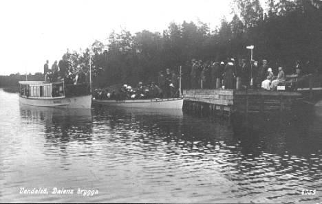 Båtarna, ett vykort från 1910-talet. Såväl Drefviken I som Drefviken II drevs med tändkulemotorer. Båtarna ses här vid Dalens brygga.
