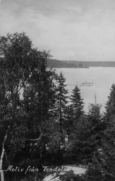 Drevviken från Vendelsö Ett vackert vykort, stämplat 1915-04-27, med Drefviken II ute på sjön. Originalplåten tycks vara felvänd.