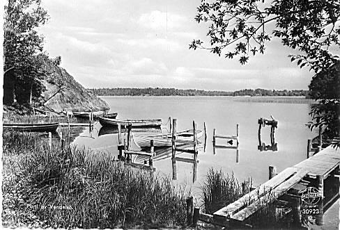 Ute på isen hade en en del av en flygflottilj, som var förlagd i Kumla herrgård, sina banor under de kalla vintrarna 1941-1942.