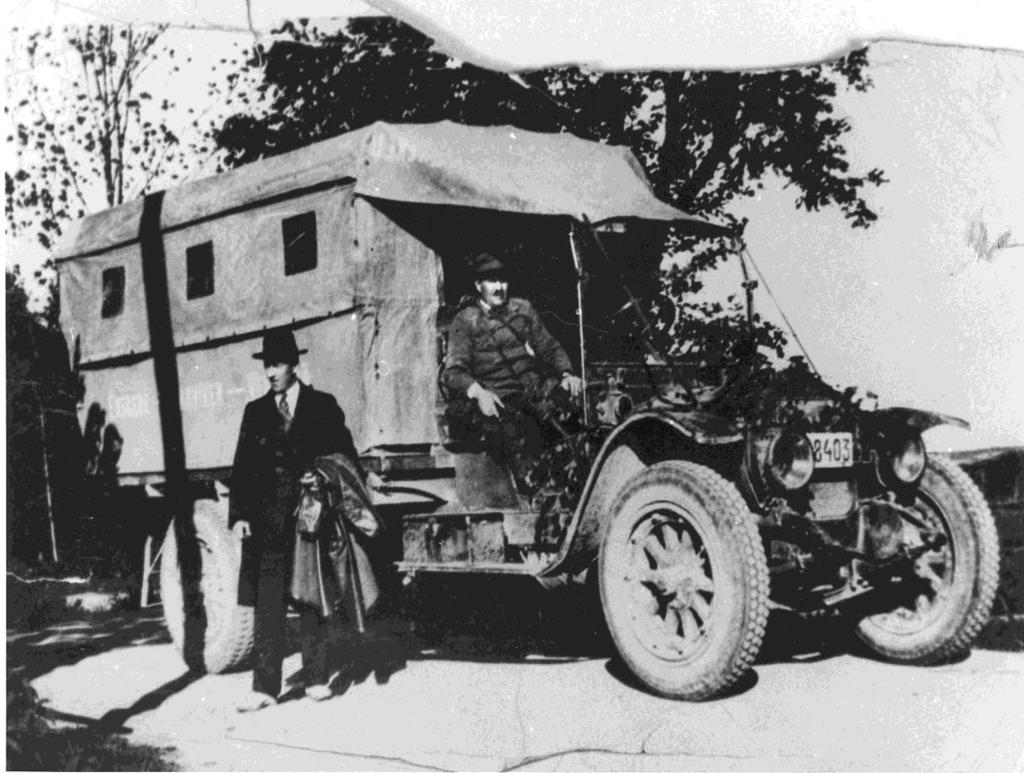 En av de troligtvis första bussarna. Fotot ur Runar Alvesäters samlingar. Busstrafiken År 1916 började så smått en viss busstrafik att komma igång från Enskede och ut mot Tyresö och Hanviken.