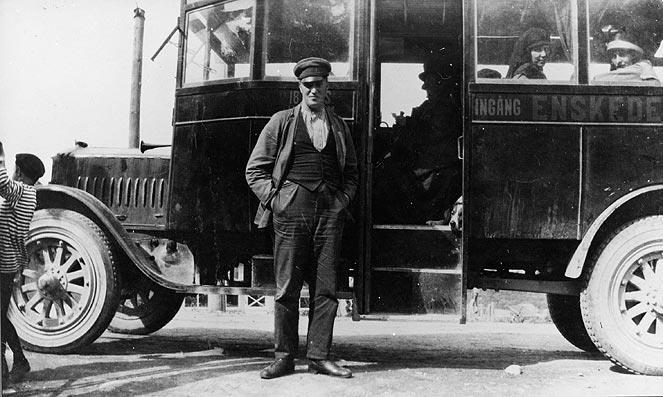 Busstrafiken Enskede - Vendelsö Nils Norrbäck, född omkring år 1900, var en av de tre, som hade fått tillstånd att köra linjen Vendelsö Enskede Kyrkogårdsväg i november 1920.