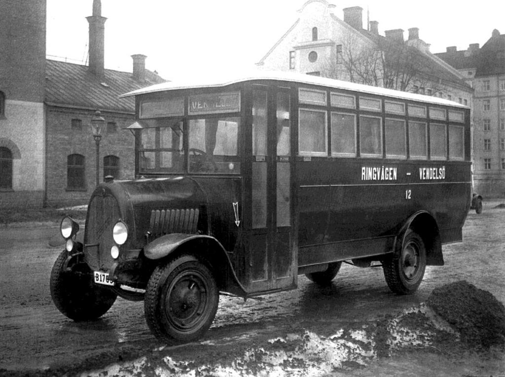 Busstrafiken Ringvägen Vendelsö Bilden visar en av de första bussarna som gick i trafik mellan Ringvägen och Vendelsö i slutet av 1920-talet.