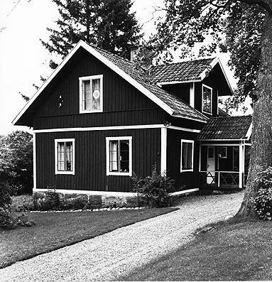 Hermansdal Huvudbyggnaden. V.Strandvägen 18. Uppfört under åren 1910-1920 av Sven Gistedts morfar timmermannen Herman Johansson. Han kom från Tyresö och tog med sig och virket från ett timmerhus.