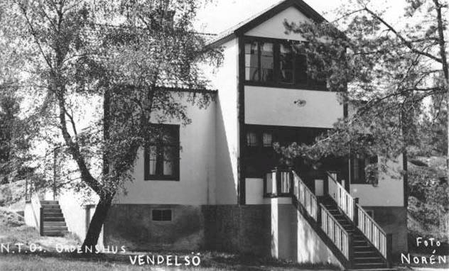 NTO, Ordenshuset, Hellgrensgården Vendelsö Skolväg 96. Fastigheten byggdes 1915 som en flerfamiljsvilla. År 1917 köpte NTO fastigheten.