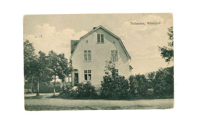 Minnesstenen bakom bygdegården När landsvägen mellan Hanviken och Handen byggdes ut i början av 1920-talet måste man spränga i bergknallen ca