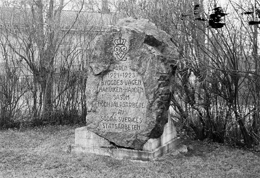 På bergväggen gjordes en inristning: Åren 1921 1923 byggdes vägen Hanviken Handen såsom nödhjälpsarbete av Södra Sveriges Statsarbeten.