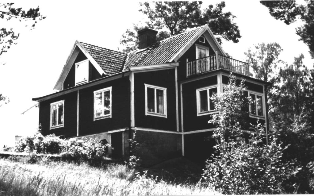 Björkudden Denna villa ligger längst västerut i Vendelsö Gård på nordsidan av gattet längst ut i Kyrkviken och med Krokodilberget på andra sidan.