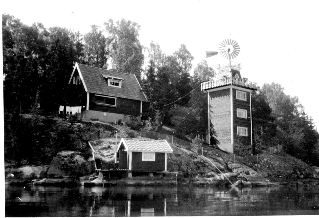 Cigarrmakarens torn Tord Bolander berättar från 1930-talet: På stålskodd fot eller som sjöfarande i den sydöstra delen av Drevviken kunde man inte undgå att se en tornliknande byggnad i fyra våningar.