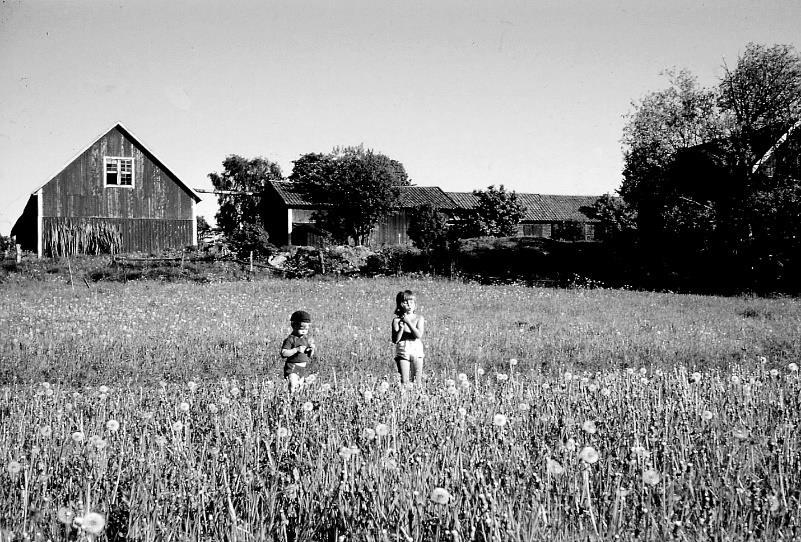 Mårtensbergs gård ca 1967, fastigheten Klena 2.10 Gården låg vid brofästet som numera leder över Gudöbroleden.