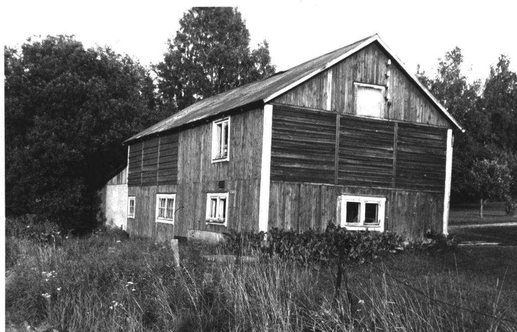 En liten stuga invid hyrdes ut på sommaren. En liten väderkvarn var inredd som dass.