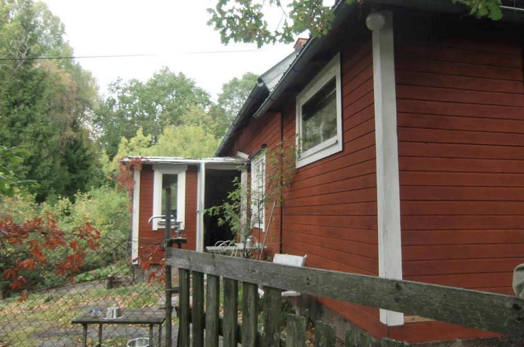 Karlavägen 25 På tomten finns två hus. Dels en mindre stuga som ursprungligen byggdes av Rikard Sjölund, en av alla de poliser som skaffade sig sommarställen omkring Gudö ängar.