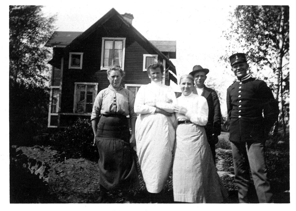 Tutviksvägen 1 Huset låg på norra sidan om Tutviksvägen mitt emot där Konsum och senare Modevillan byggdes.
