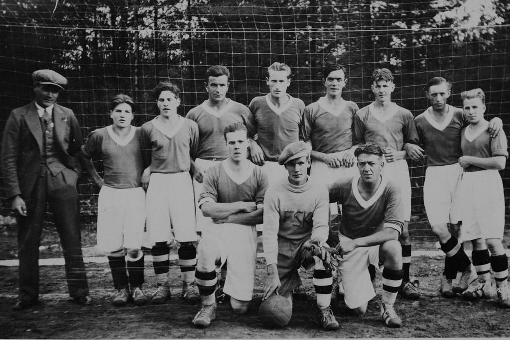Färnäs Sportklubb 1933-34. (Text källa: Dalarnas Fotbollsförbund Årsberättelse 1934). Text George Linnell. 1933 blev Axel Lindberg distriktsmästare i spjutkastning.