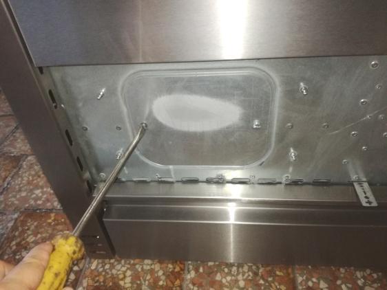 sidan av påfyllningsluckan genom att ta tag i den och dra