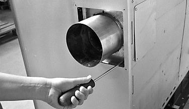 inre locket som sitter innanför blindlocket med hjälp av en skruvmejsel och sedan