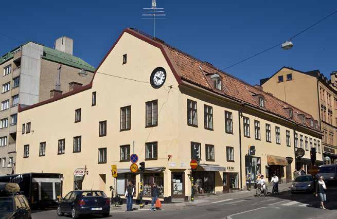 GATHUSET OCH DEN SÖDRA FLYGELN SETT FRÅN GÖTGATAN / NOE ARKSGRÄNDEN. KLOCKAN HAR SATTS UPP UNDER SENT 1800-TAL ELLER TIDIGT 1900-TAL. FOTO: J. MALMBERG.