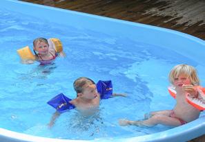 Eller varför inte ha en pool inomhus? Trappan är inbyggd i hela kortsidan och ger rejält med plats att sitta på.