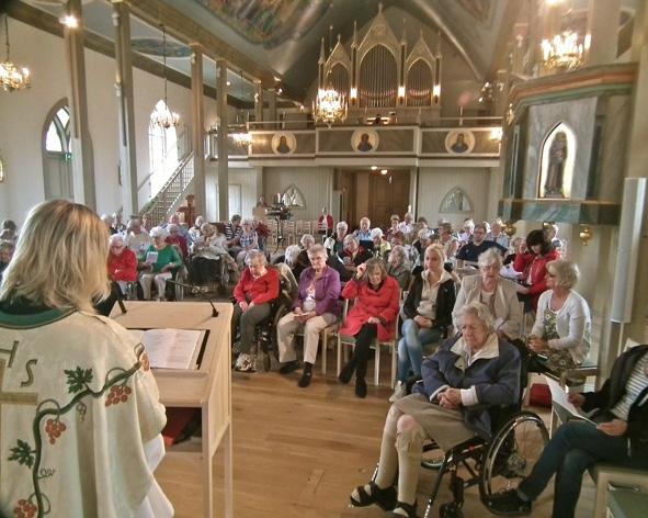 Konstnären Eva Wilms tillsammans med kyrkoherde Daniel på vernissagen den 26/6. Torsdagskören sjunger i Skallsjö skogar.