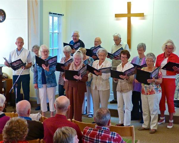 Skallsjö Vokalensemble i sin svängiga vårkonsert. Äldreboendena Sävegården och Ekebacken firar gudstjänst i kyrkan.