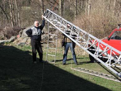 8 Mastuppsättningsprovet lördag den 21 april Min otroliga 2m-70cm-antenn. 5 Nej, lite stöd av stegen har den allt. Göran SM6JNS assisterar. Här syns anledningen till Ingemars kontroll.