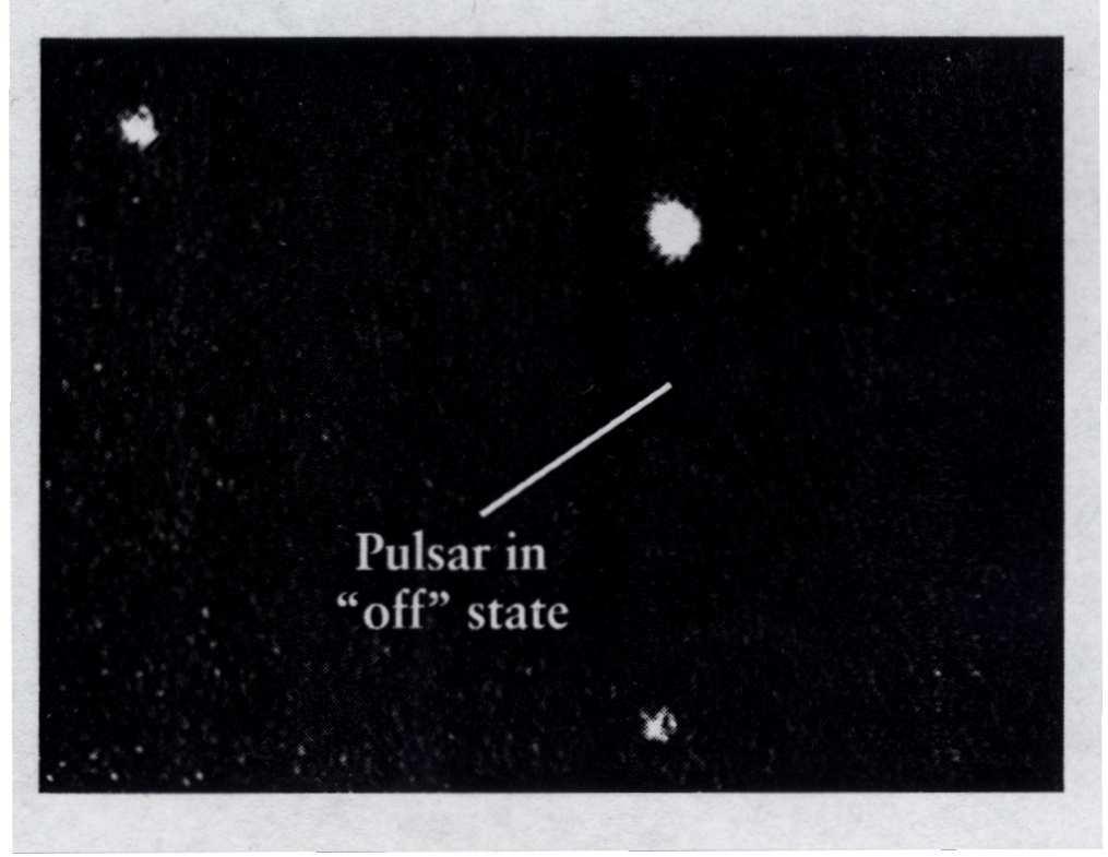 laddade partiklar kastas ut längs l de magnetiska polerna. Vi ser en pulsar om vi befinner oss i strålens riktning.