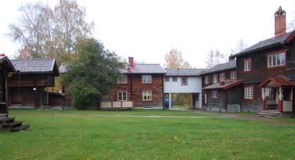 den traditionella timmerbebyggelsen kopplad till Siljegården i den västra delen, dels den moderna bebyggelsen öster därom.
