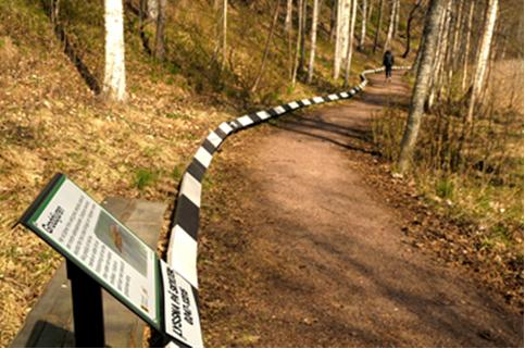 Bilden nedan visar hur grästuvorna och enstaka träd ger en naturkaraktär samtidigt som leden känns öppen och allmän. Det är betydelsefullt att utblickarna mot vattnet behålls och inte växer igen.