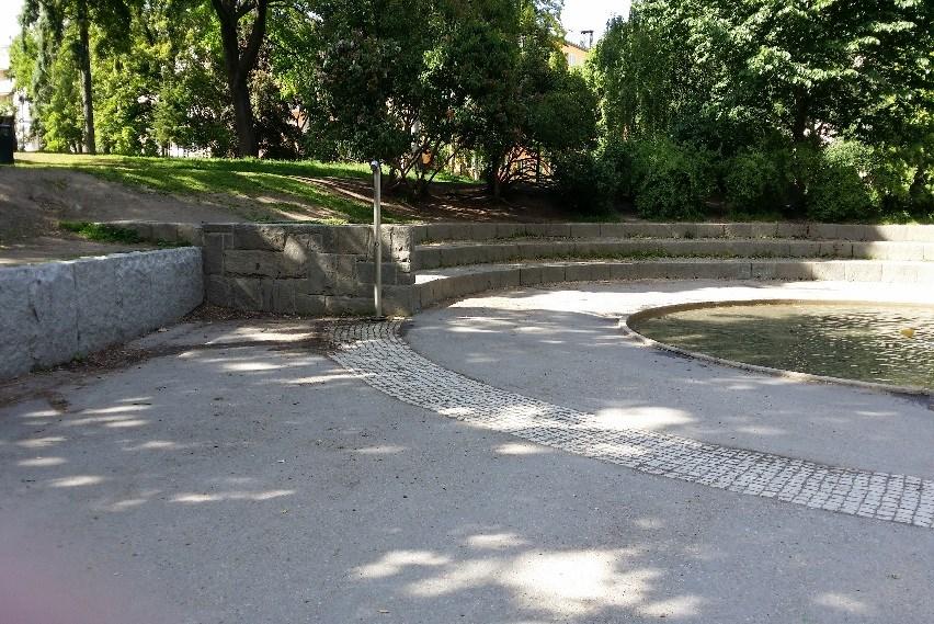 Sida 13 (20) Gustav Adolf (Östermalm sdf) Ligger i en svacka med slitna grässlänter runt om. Dammen har även en låg kröning vilket gör att smuts lättare hamnar i dammen. 2.3.3. Resultat från den dagliga övervakningen Vid den dagliga övervakningen kontrolleras klorhalter, ph och hur det ser ut i dammarna.
