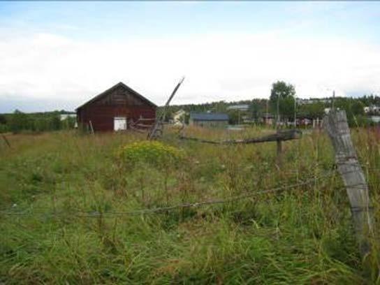 Här finns villor blandat med äldre jordbruksbebyggelse och igenväxande odlingsmarker. Intill de gamla gruvlämningarna finns gruvanläggningen från 1964.