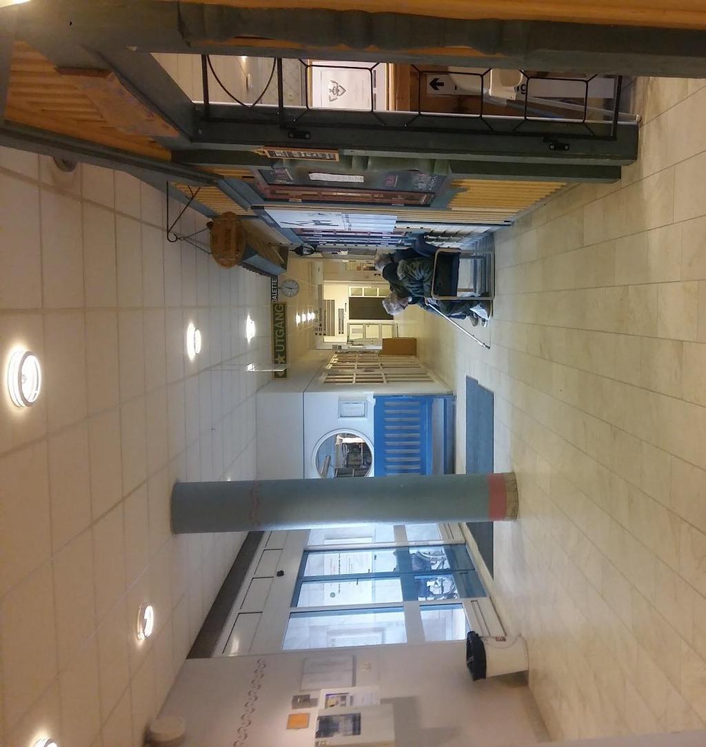 Hierarkiska element och pop-out-effekter Både entréhallen och hisshallen är ganska neutrala i sin utformning. Väggarna har en ljusgul färg och möblerna som finns är av trä eller skinn.