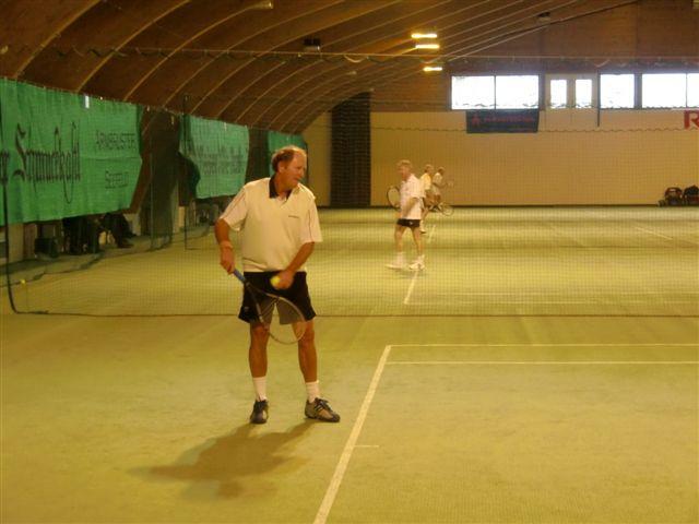 Peter servar och inleder gamet med en stoppboll som tar på nätkanten men faller tillbaka in på hans sida.