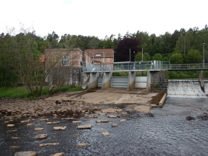 Oskarsström nedre Teknisk data Byggnadsår: 1906, ombyggt 1952 & 2006 Turbintyp: Kaplan & Francis Antal aggregat: 4 Fallhöjd: 3,5 Effekt: 0,8 MW Beskrivning av anläggningen Oskarsströms nedre