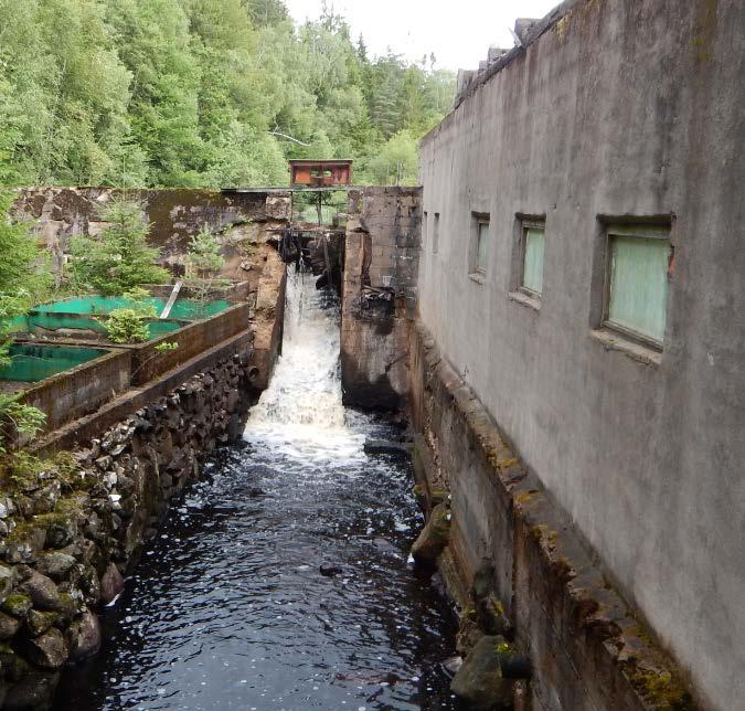 Kvarnalyckan (Sännan) Äldre fördämning utan fiskväg.
