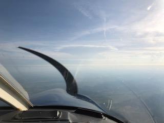 En sträcka på 230 Nm och 2 tim 10 min. Men här kom oerfarenheten av att flyga i berg in. Vi startade från GyorPer 17:33 lokal tid och kom fram till bergen ca 1 tim senare.