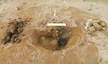 Den var 0,46 m i diameter och 0,34 m djup. Den var fylld med lerklining, främst i norra delen. Lerkliningen låg i mörkt gråbrun, lite sotig sand.