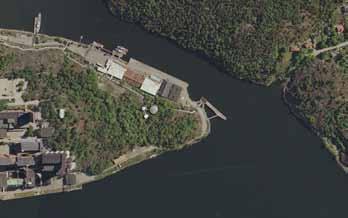 Av hänsyn till riksintressen samt för att uppnå ett så naturligt läge som möjligt i landskapet sträcker sig den nya bron från Kvarnholmens östra udde, över Svindersviken till Ryssbergen.