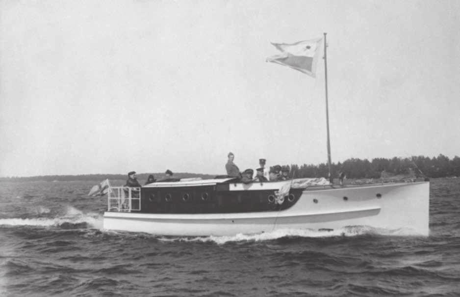 Fig. 7. Bild på en salongsbåt som möjligen visar hur Id5 kan ha sett ut. Snett ned vänster om masten syns upphöjningen i skrovet som troligen påträffades på ID5.